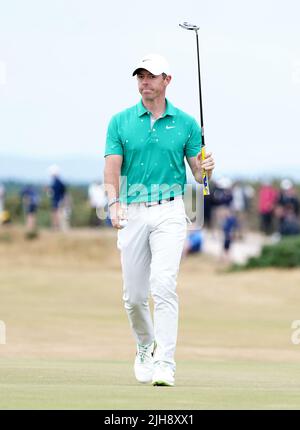 Der nordirische Rory McIlroy reagiert nach einem Birdie auf dem 9. T-Shirt am dritten Tag der Open am Old Course, St. Andrews. Bilddatum: Samstag, 16. Juli 2022. Stockfoto