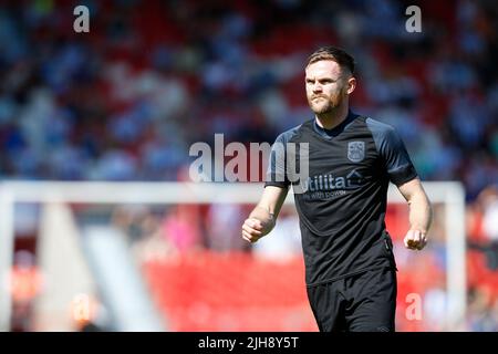 Doncaster, Großbritannien. 16.. Juli 2022. Ollie Turton #2 von Huddersfield Town in Doncaster, Vereinigtes Königreich am 7/16/2022. (Foto von Ben Early/News Images/Sipa USA) Quelle: SIPA USA/Alamy Live News Stockfoto