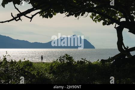 Eine Frau, die am Strand im Bako National Park, Borneo, Malaysia, spazieren geht. Stockfoto