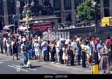 London, Großbritannien. 16.. Juli 2022. Sonnenschein im West End, während Großbritannien eine Hitzewelle erlebt. Kredit: JOHNNY ARMSTEAD/Alamy Live Nachrichten Stockfoto