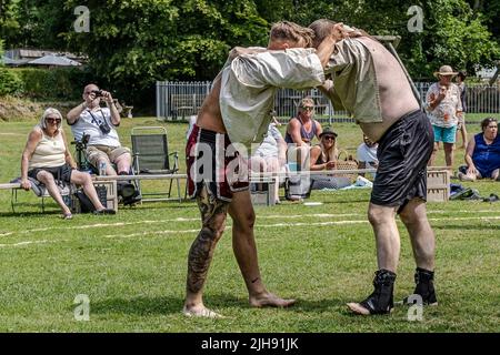 Newquay, Cornwall, Großbritannien. 16. Juli 2020. Teilnehmer der ersten Runde der Mens Open beim Grand Cornish Wrestling Tournament auf dem malerischen Dorfgrün von St. Mawgan in Pydar in Cornwall. Quelle: Gordon Scammell/Alamy Live News Stockfoto