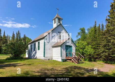 Die 1895 St. Francis Xavier Church oder Chippewa City Church in der Nähe von Grand Marais, Minnesota. Das Gebäude wurde im französischen Stil von Ojibwe Carpent erbaut Stockfoto