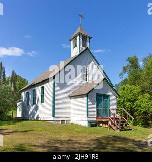 Die 1895 St. Francis Xavier Church oder Chippewa City Church in der Nähe von Grand Marais, Minnesota. Das Gebäude wurde im französischen Stil von Ojibwe Carpent erbaut Stockfoto