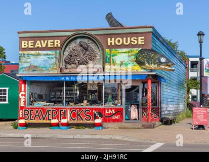 Der Bait-Shop und der Angelladen von Beaver House in Grand Marais, Minnesota. Die monströse Zander-Fischskulptur und Biber auf der Schaufenster war Stockfoto