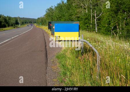 Ukrainische Nationalfarben auf der Seite des ländlichen Briefkastens im ländlichen Minnesota, die Unterstützung, Solidarität und Verteidigung der Ukraine gegen den Krieg mit Russland zeigen Stockfoto