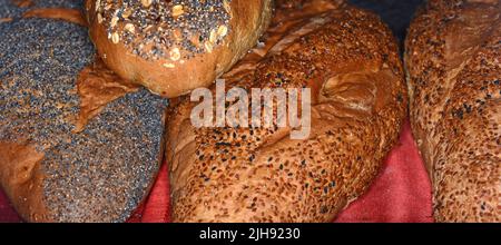 Bäckerei. Verschiedene Arten von frischem Brot auf dem Tisch. Bild mit selektivem Fokus. Stockfoto