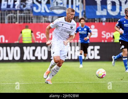 Sandhausen, Deutschland. 16.. Juli 2022. Fußball: 2. Bundesliga, SV Sandhausen - DSC Arminia Bielefeld, Matchday 1, BWT-Stadion am Hardtwald. Alexander Schirow aus Sandhausen. Kredit: Uli Deck/dpa - WICHTIGER HINWEIS: Gemäß den Anforderungen der DFL Deutsche Fußball Liga und des DFB Deutscher Fußball-Bund ist es untersagt, im Stadion und/oder vom Spiel aufgenommene Fotos in Form von Sequenzbildern und/oder videoähnlichen Fotoserien zu verwenden oder zu verwenden./dpa/Alamy Live News Stockfoto