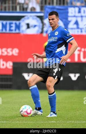 Sandhausen, Deutschland. 16.. Juli 2022. Fußball: 2. Bundesliga, SV Sandhausen - DSC Arminia Bielefeld, Matchday 1, BWT-Stadion am Hardtwald. Frederik Jäkel aus Bielefeld. Kredit: Uli Deck/dpa - WICHTIGER HINWEIS: Gemäß den Anforderungen der DFL Deutsche Fußball Liga und des DFB Deutscher Fußball-Bund ist es untersagt, im Stadion und/oder vom Spiel aufgenommene Fotos in Form von Sequenzbildern und/oder videoähnlichen Fotoserien zu verwenden oder zu verwenden./dpa/Alamy Live News Stockfoto