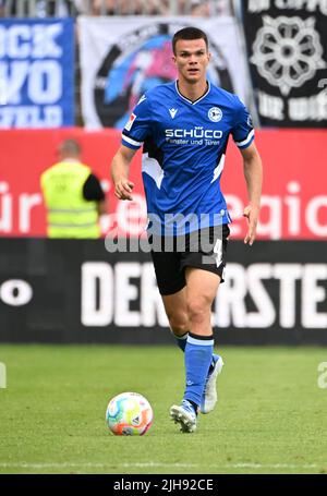 Sandhausen, Deutschland. 16.. Juli 2022. Fußball: 2. Bundesliga, SV Sandhausen - DSC Arminia Bielefeld, Matchday 1, BWT-Stadion am Hardtwald. Frederik Jäkel aus Bielefeld. Kredit: Uli Deck/dpa - WICHTIGER HINWEIS: Gemäß den Anforderungen der DFL Deutsche Fußball Liga und des DFB Deutscher Fußball-Bund ist es untersagt, im Stadion und/oder vom Spiel aufgenommene Fotos in Form von Sequenzbildern und/oder videoähnlichen Fotoserien zu verwenden oder zu verwenden./dpa/Alamy Live News Stockfoto