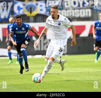 Sandhausen, Deutschland. 16.. Juli 2022. Fußball: 2. Bundesliga, SV Sandhausen - DSC Arminia Bielefeld, Matchday 1, BWT-Stadion am Hardtwald. Janik Bachmann aus Sandhausen. Kredit: Uli Deck/dpa - WICHTIGER HINWEIS: Gemäß den Anforderungen der DFL Deutsche Fußball Liga und des DFB Deutscher Fußball-Bund ist es untersagt, im Stadion und/oder vom Spiel aufgenommene Fotos in Form von Sequenzbildern und/oder videoähnlichen Fotoserien zu verwenden oder zu verwenden./dpa/Alamy Live News Stockfoto