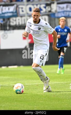 Sandhausen, Deutschland. 16.. Juli 2022. Fußball: 2. Bundesliga, SV Sandhausen - DSC Arminia Bielefeld, Matchday 1, BWT-Stadion am Hardtwald. Janik Bachmann aus Sandhausen. Kredit: Uli Deck/dpa - WICHTIGER HINWEIS: Gemäß den Anforderungen der DFL Deutsche Fußball Liga und des DFB Deutscher Fußball-Bund ist es untersagt, im Stadion und/oder vom Spiel aufgenommene Fotos in Form von Sequenzbildern und/oder videoähnlichen Fotoserien zu verwenden oder zu verwenden./dpa/Alamy Live News Stockfoto