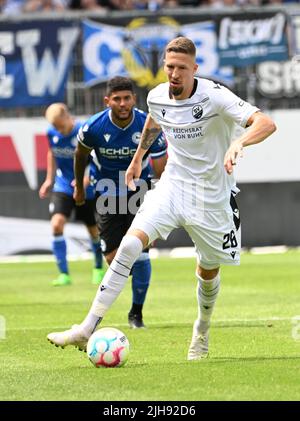 Sandhausen, Deutschland. 16.. Juli 2022. Fußball: 2. Bundesliga, SV Sandhausen - DSC Arminia Bielefeld, Matchday 1, BWT-Stadion am Hardtwald. Janik Bachmann aus Sandhausen. Kredit: Uli Deck/dpa - WICHTIGER HINWEIS: Gemäß den Anforderungen der DFL Deutsche Fußball Liga und des DFB Deutscher Fußball-Bund ist es untersagt, im Stadion und/oder vom Spiel aufgenommene Fotos in Form von Sequenzbildern und/oder videoähnlichen Fotoserien zu verwenden oder zu verwenden./dpa/Alamy Live News Stockfoto