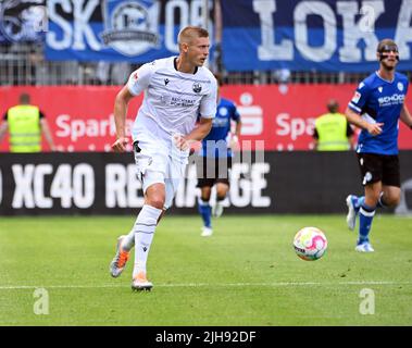 Sandhausen, Deutschland. 16.. Juli 2022. Fußball: 2. Bundesliga, SV Sandhausen - DSC Arminia Bielefeld, Matchday 1, BWT-Stadion am Hardtwald. Alexander Schirow aus Sandhausen. Kredit: Uli Deck/dpa - WICHTIGER HINWEIS: Gemäß den Anforderungen der DFL Deutsche Fußball Liga und des DFB Deutscher Fußball-Bund ist es untersagt, im Stadion und/oder vom Spiel aufgenommene Fotos in Form von Sequenzbildern und/oder videoähnlichen Fotoserien zu verwenden oder zu verwenden./dpa/Alamy Live News Stockfoto