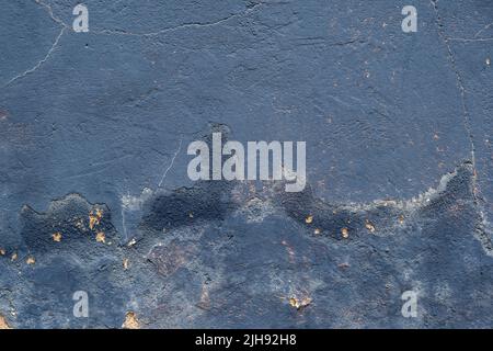 Feuchter Fleck auf der alten blau gestrichenen Wand Stockfoto