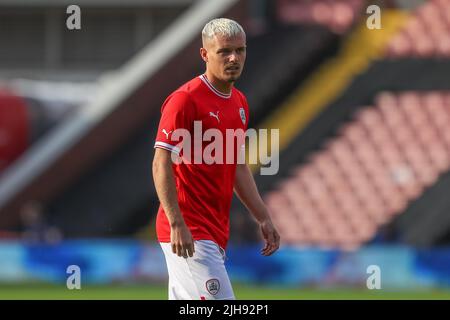 Barnsley, Großbritannien. 16.. Juli 2022. Luke Thomas #16 von Barnsley während des Spiels in Barnsley, Großbritannien am 7/16/2022. (Foto von Gareth Evans/News Images/Sipa USA) Quelle: SIPA USA/Alamy Live News Stockfoto