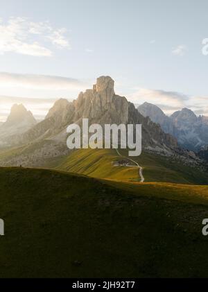 Blick von oben, atemberaubende Luftaufnahme des Giau-Passes bei einem wunderschönen Sonnenuntergang. Der Giau Pass ist ein Hochgebirgspass in den Dolomiten. Stockfoto