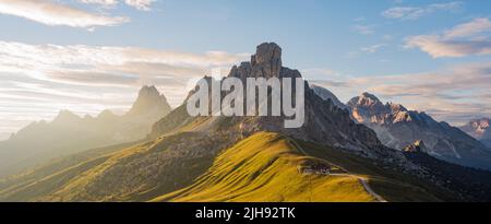 Atemberaubende Aussicht auf den Giau Pass bei einem wunderschönen Sonnenuntergang. Der Giau Pass ist ein Hochgebirgspass in den Dolomiten in der Provinz Belluno, Italien. Stockfoto