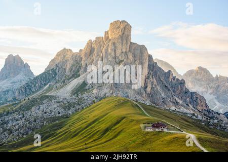 Atemberaubende Aussicht auf den Giau Pass bei einem wunderschönen Sonnenuntergang. Der Giau Pass ist ein Hochgebirgspass in den Dolomiten in der Provinz Belluno, Italien. Stockfoto