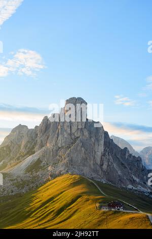 Atemberaubende Aussicht auf den Giau Pass bei einem wunderschönen Sonnenuntergang. Der Giau Pass ist ein Hochgebirgspass in den Dolomiten in der Provinz Belluno, Italien. Stockfoto