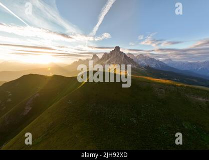 Blick von oben, atemberaubende Luftaufnahme des Giau-Passes bei einem wunderschönen Sonnenuntergang. Der Giau Pass ist ein Hochgebirgspass in den Dolomiten. Stockfoto