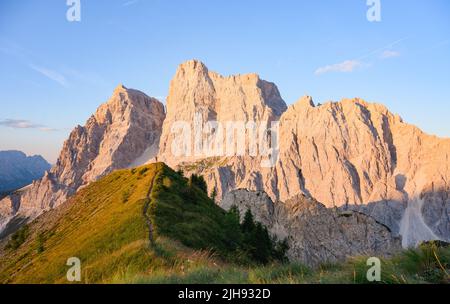 Atemberaubende Aussicht auf eine Person, die den Blick auf den Monte Pelmo vom Gipfel des Col de la Puina genießt. Der Monte Pelmo war der erste hohe Berg des Dol Stockfoto