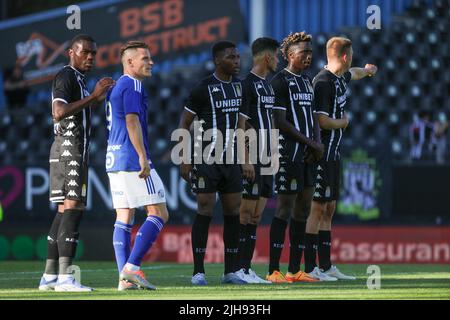 Charleroi's Loic Bessile, Charleroi's Stelios Andreou, Charleroi's Youssouph Badji und Charleroi's Daan Heymans, aufgenommen während eines Freundschaftsspiels zwischen Sporting Charleroi und RCS Strasbourg, Samstag, 16. Juli 2022 in Charleroi, um die erste Division der belgischen Meisterschaft 2022-2023 vorzubereiten. BELGA FOTO VIRGINIE LEFOUR Stockfoto