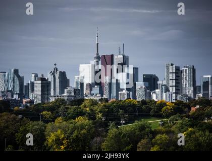 Die Skyline der Stadt Toronto von der äußersten Ostseite des Riverdale Parks. Stockfoto