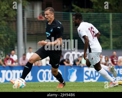 16. Juli 2022, Kitzbühel Langau Sportstadion, Kitzbühl, Freundschaftsspiel TSG Hoffenheim gegen US Salernitana, im Bild Fisnik Asllani (Hoffenheim), Lassana Coulibaly (Salernitana) Stockfoto