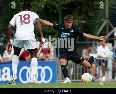 16. Juli 2022, Kitzbühel Langau Sportstadion, Kitzbühl, Freundschaftsspiel TSG Hoffenheim gegen US Salernitana, im Bild Lassana Coulibaly (Salernitana). Tom Bishop (Hoffenheim) Stockfoto