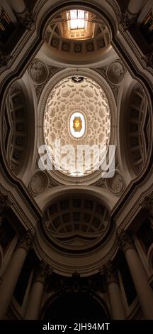 Innenansicht der Kuppel der Kirche San Carlo alle Quattro Fontane des italienischen Architekten Francesco Borromini. Stockfoto