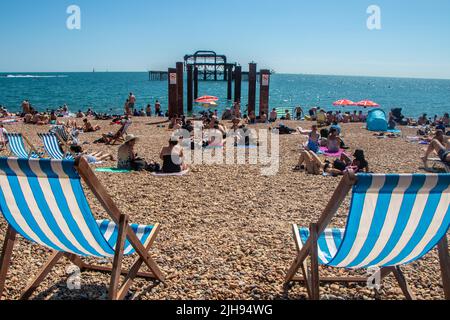 Tausende von Menschen strömten nach Brighton Beach, um das Beste aus der Hitzewelle zu machen, wo die Temperaturen in der Stadt diesen Samstagnachmittag 25C erreichten. Stockfoto