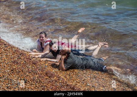 Tausende von Menschen strömten nach Brighton Beach, um das Beste aus der Hitzewelle zu machen, wo die Temperaturen in der Stadt diesen Samstagnachmittag 25C erreichten. Stockfoto