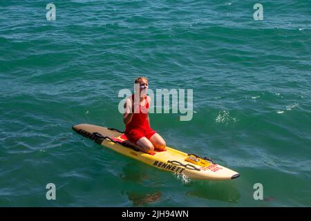 Tausende von Menschen strömten nach Brighton Beach, um das Beste aus der Hitzewelle zu machen, wo die Temperaturen in der Stadt diesen Samstagnachmittag 25C erreichten. Stockfoto