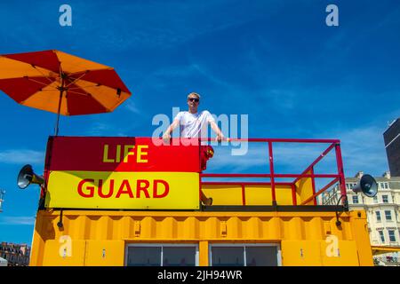 Tausende von Menschen strömten nach Brighton Beach, um das Beste aus der Hitzewelle zu machen, wo die Temperaturen in der Stadt diesen Samstagnachmittag 25C erreichten. Stockfoto