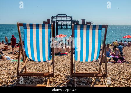 Tausende von Menschen strömten nach Brighton Beach, um das Beste aus der Hitzewelle zu machen, wo die Temperaturen in der Stadt diesen Samstagnachmittag 25C erreichten. Stockfoto