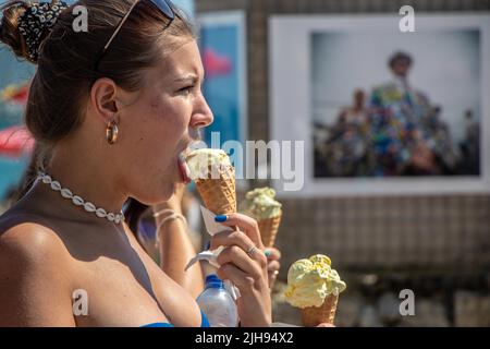 Tausende von Menschen strömten nach Brighton Beach, um das Beste aus der Hitzewelle zu machen, wo die Temperaturen in der Stadt diesen Samstagnachmittag 25C erreichten. Stockfoto