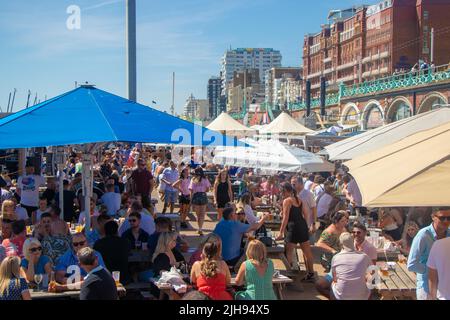 Tausende von Menschen strömten nach Brighton Beach, um das Beste aus der Hitzewelle zu machen, wo die Temperaturen in der Stadt diesen Samstagnachmittag 25C erreichten. Stockfoto