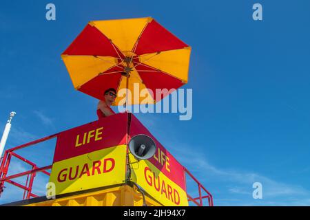 Tausende von Menschen strömten nach Brighton Beach, um das Beste aus der Hitzewelle zu machen, wo die Temperaturen in der Stadt diesen Samstagnachmittag 25C erreichten. Stockfoto