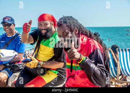 Tausende von Menschen strömten nach Brighton Beach, um das Beste aus der Hitzewelle zu machen, wo die Temperaturen in der Stadt diesen Samstagnachmittag 25C erreichten. Stockfoto