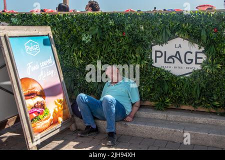 Tausende von Menschen strömten nach Brighton Beach, um das Beste aus der Hitzewelle zu machen, wo die Temperaturen in der Stadt diesen Samstagnachmittag 25C erreichten. Stockfoto