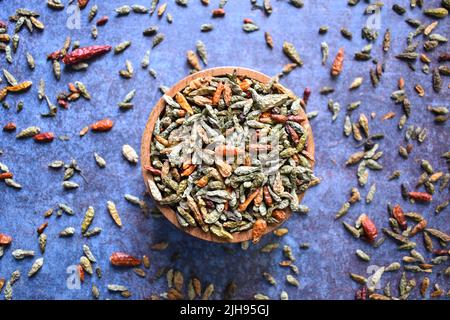 Rohes, vollständig getrocknetes Bird's Eye Chili Stockfoto