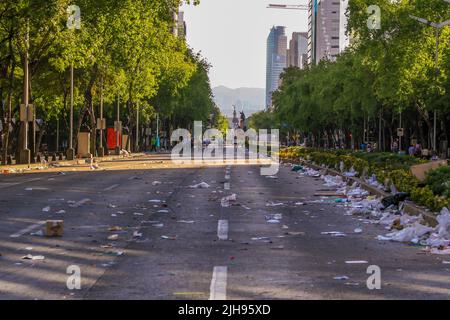 Mexiko-Stadt - Mexiko, 04 26 2010: Nach einem Festival auf der Reforma Avenue in Mexiko-Stadt wurde Müll auf den Straßen gelassen Stockfoto