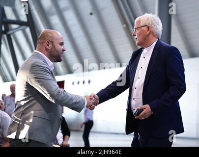Stuttgart, Deutschland. 16.. Juli 2022. AfD-Politiker Markus Frohnmaier (l) und Emil Sänze gratulieren sich nach der Wahl zur neuen Doppelführung im Land in der Stuttgarter Ausstellungshalle auf der AfD-Landesparteikonferenz. Quelle: Bernd Weißbrod/dpa/Alamy Live News Stockfoto