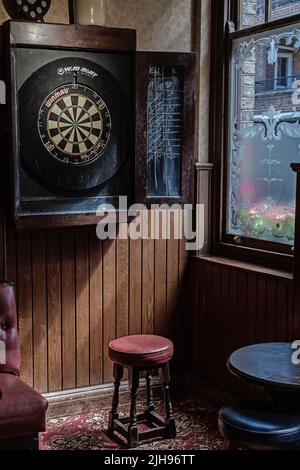 Pub-Interieur mit Dartscheibe im Lord Clyde Pub, Clennan Street, Southwark, London, England, VEREINIGTES KÖNIGREICH Stockfoto