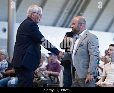Stuttgart, Deutschland. 16.. Juli 2022. AfD-Politiker Emil Sänze (l) Markus Frohnmaier gratuliert sich im Stuttgarter Ausstellungsraum auf der AfD-Landesparteikonferenz nach der Wahl zur neuen dualen Führung im Land. Quelle: Bernd Weißbrod/dpa/Alamy Live News Stockfoto