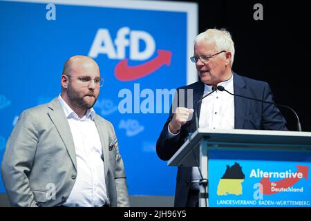 Stuttgart, Deutschland. 16.. Juli 2022. Die AfD-Politiker Markus Frohnmaier (l.) und Emil Sänze stehen auf dem Podium der AfD-Landesparteikonferenz in der Messehalle in Stuttgart. Sie werden als neue doppelte Führung im Staat gewählt. Quelle: Bernd Weißbrod/dpa/Alamy Live News Stockfoto