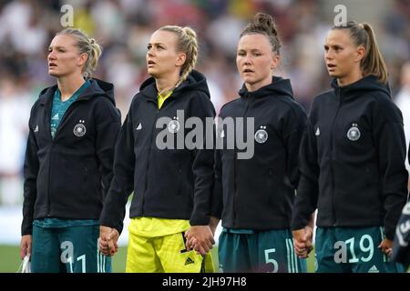 Deutschlands Torhüterin Merle Frohms (Mitte links) sang mit Teamkollegen die deutsche Nationalhymne vor dem Auftakt des UEFA Women's Euro 2022 Gruppe B-Spiels im Stadium MK, Milton Keynes. Bilddatum: Samstag, 16. Juli 2022. Stockfoto