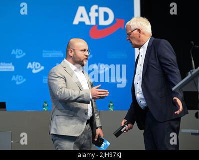 Stuttgart, Deutschland. 16.. Juli 2022. Die AfD-Politiker Markus Frohnmaier (l.) und Emil Sänze stehen auf dem Podium der AfD-Landesparteikonferenz in der Messehalle in Stuttgart. Sie werden als neue doppelte Führung im Staat gewählt. Quelle: Bernd Weißbrod/dpa/Alamy Live News Stockfoto