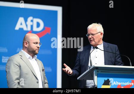 Stuttgart, Deutschland. 16.. Juli 2022. Die AfD-Politiker Markus Frohnmaier (l.) und Emil Sänze stehen auf dem Podium der AfD-Landesparteikonferenz in der Messehalle in Stuttgart. Sie werden als neue doppelte Führung im Staat gewählt. Quelle: Bernd Weißbrod/dpa/Alamy Live News Stockfoto