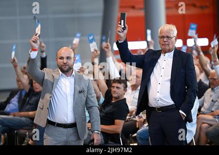 Stuttgart, Deutschland. 16.. Juli 2022. AfD-Politiker Markus Frohnmaier (l) und Emil Sänze stehen auf der AfD-Landesparteikonferenz in Stuttgart zusammen in der Halle. Sie werden als neue doppelte Führung im Staat gewählt. Quelle: Bernd Weißbrod/dpa/Alamy Live News Stockfoto